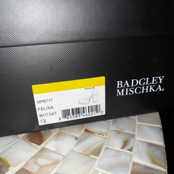 Badgley Mischka - Felixia - Picture 6 of 6